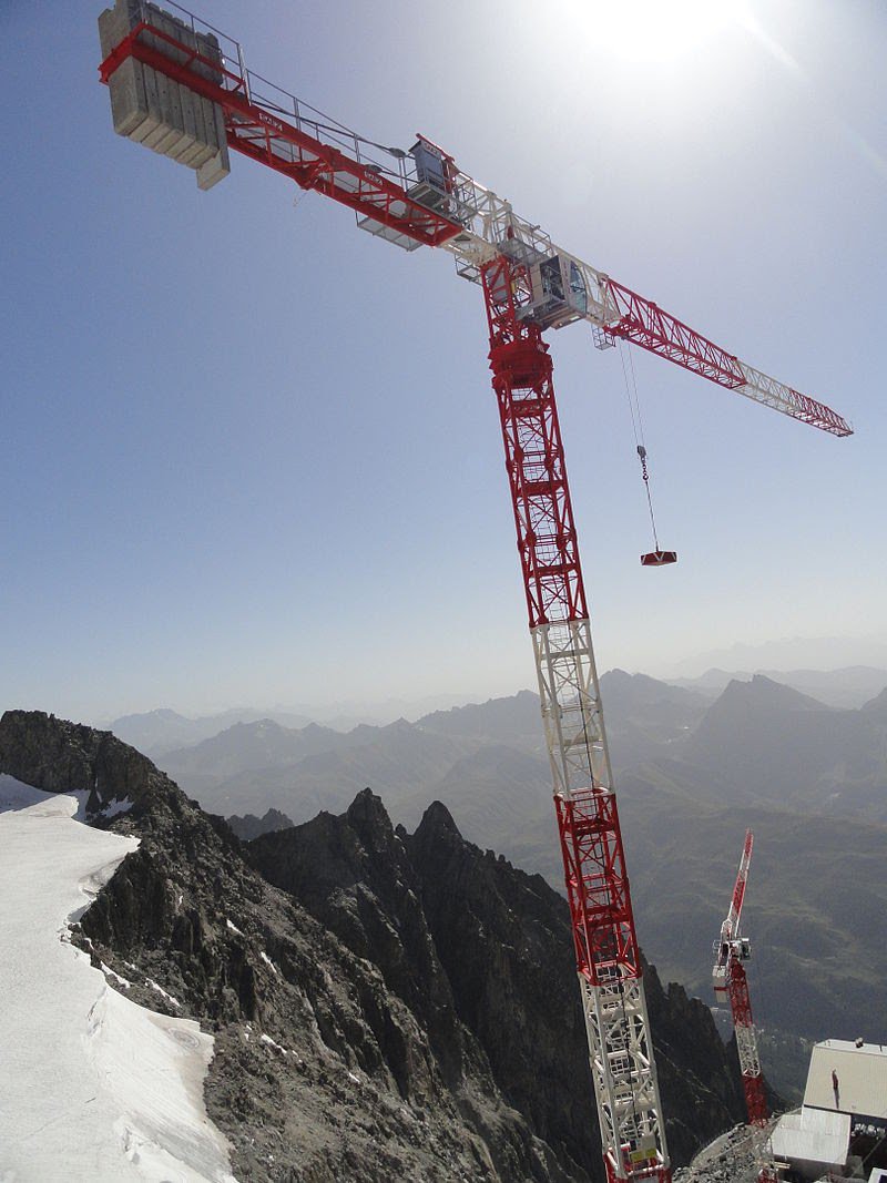 Kristoferb – Tower crane atop Mont Blanc, France, licensed under CC BY-SA 3.0