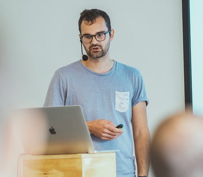 Andreas doing a presentation at madewithlove